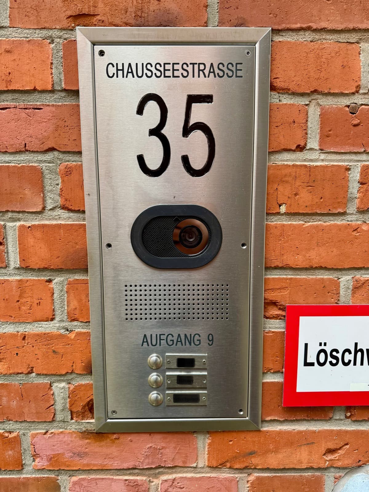 Video-Gegensprechanlage Aufgang 9 – Chausseestraße 35 mit Videokamera