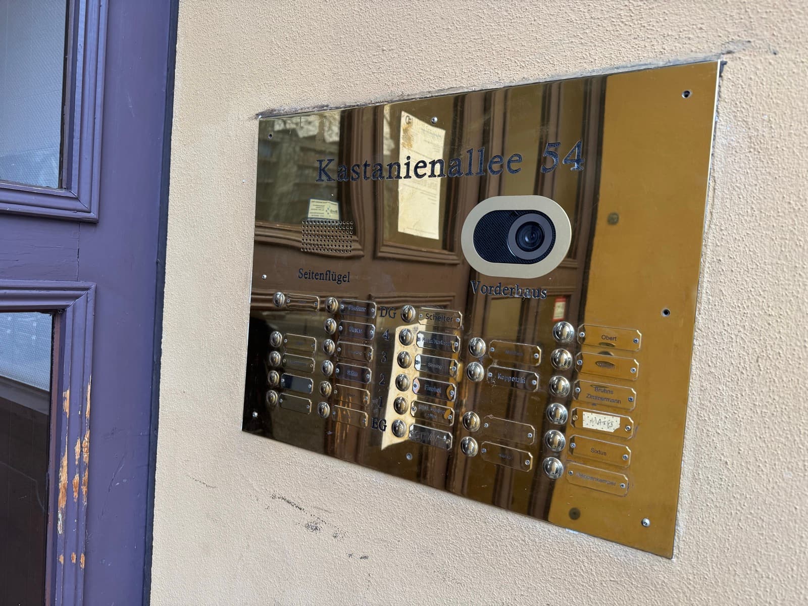 Video-Gegensprechanlage Kastanienallee 54 — Custom-Adapter auf bestehendem Messing-Tableau