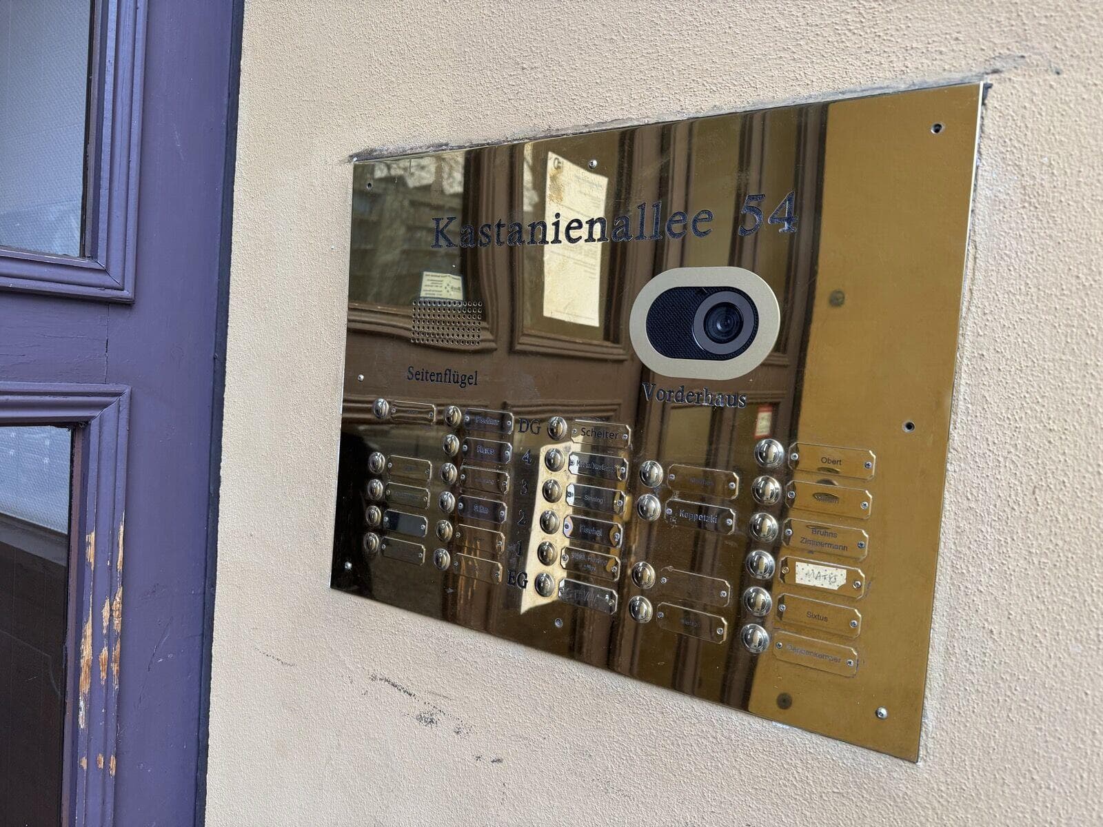 Video-Gegensprechanlage Kastanienallee 54 — Custom-Adapter auf bestehendem Messing-Tableau